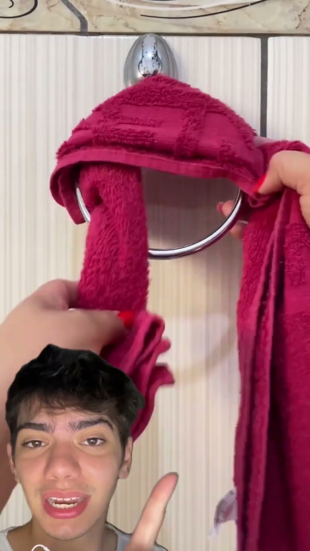 Pendure sua toalha com estilo: passe pelo arco e deixe elegante! ?✨ Já sabia disso?