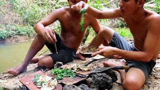 Primitive Technology : Cooking Big Fish on Roof Tiles Old ( Fish BBQ ) | wilderness Life