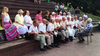 ПОТРЯСАЮЩЕ: Уличный хор старичков. Душевная песня. / Ukranian grannies sing