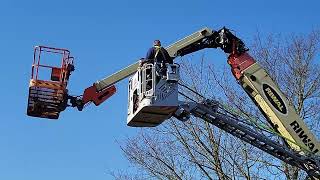 Mannen vast in hoogwerker na storing; brandweer biedt hulp