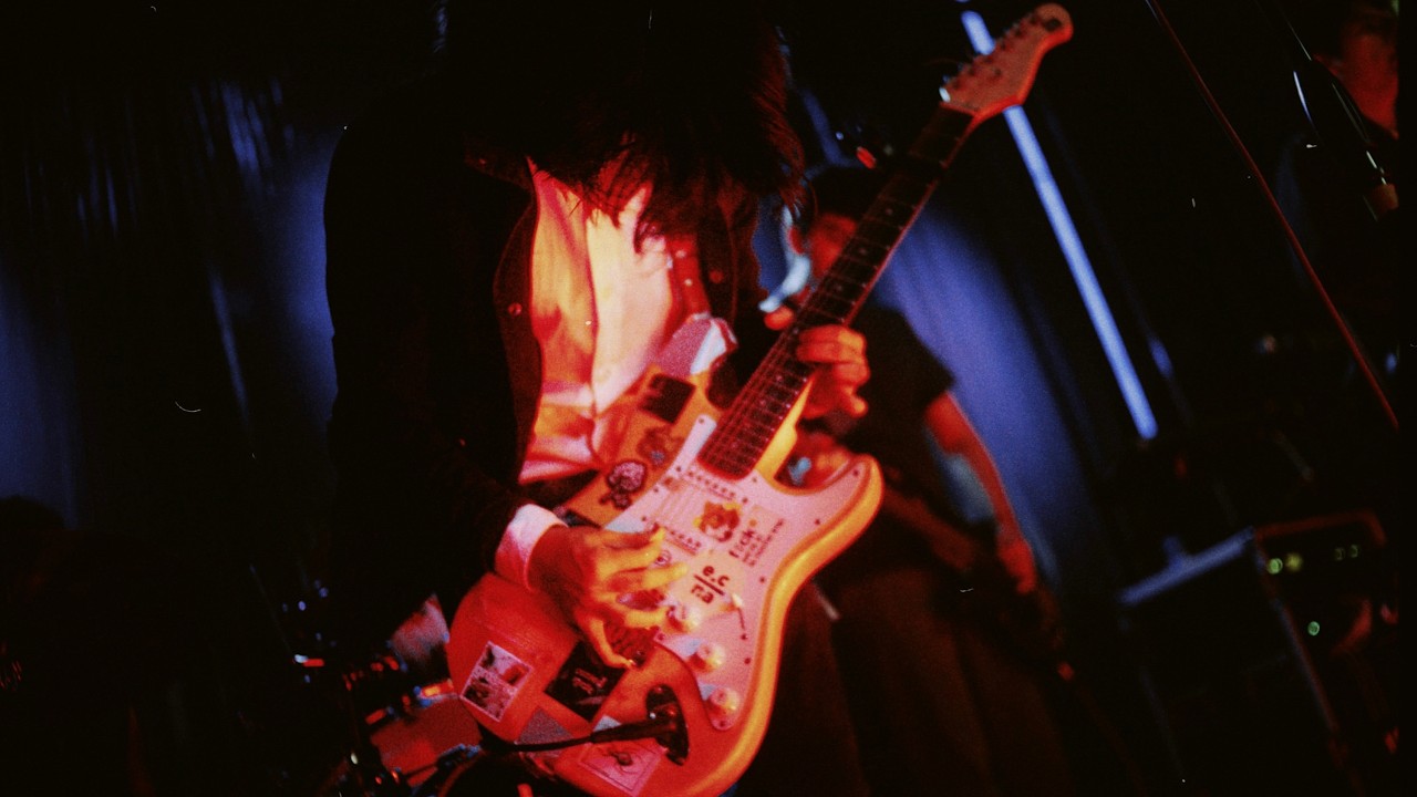 Enjambre Vol I / LUGARES TURISTICOS DE ALEMANIA / CURSED SPRITE / PARAHELIO / LIQUIDARLO CELULOIDE