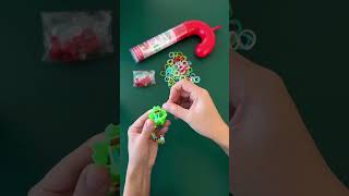 Making a Beadmoji fishtail bracelet with the Michael’s exclusive Rainbow Loom candy cane🎄🧑🏻‍🎄 Resimi