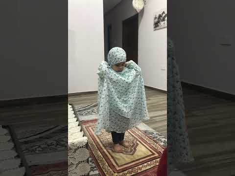 طفلة تصلي الله أكبر القرآن الكريم 