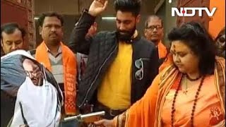 पुलिस गिरफ्त में पूजा शकुन पांडे