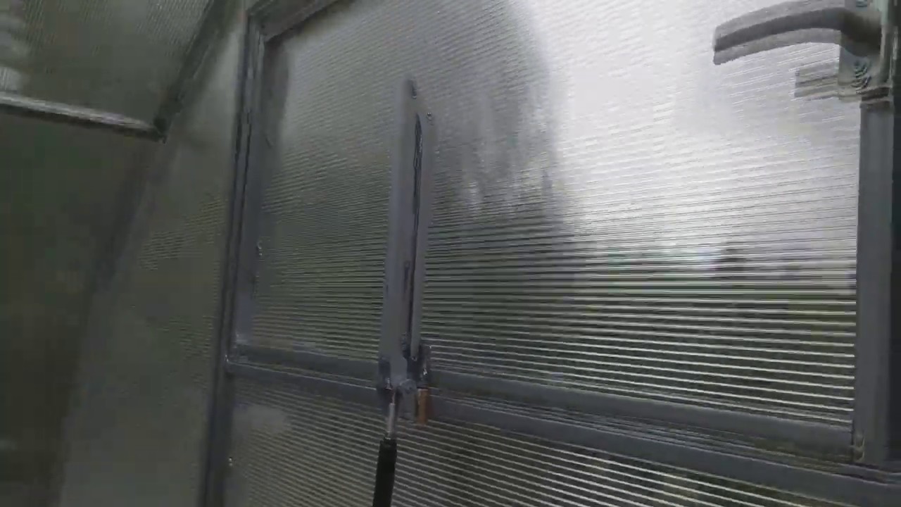 Распаковка и установка автоматического термопривода для теплиц - YouTube