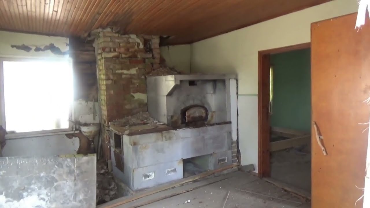 Hylätty mökki metsän kätkössä