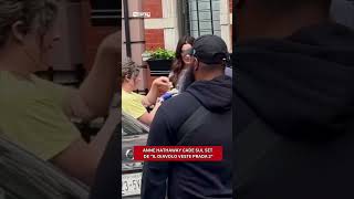 Anne Hathaway Cade Sul Set De Il Diavolo Veste Prada 2 Il Tacco Si Rompe Sulle Scale