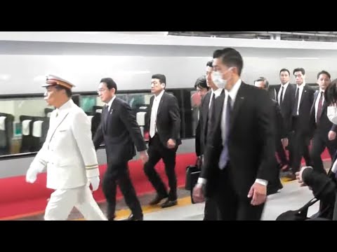 【大接近】岸田首相が特急ひたち号から降車　東京駅にて