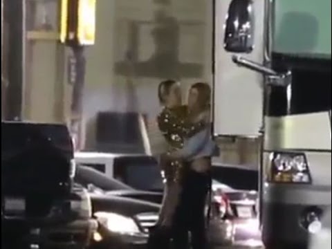 Video Original: Miley Cyrus Besándose Con Stella Maxwell Modelo De Victoria Secret - 05/07/15