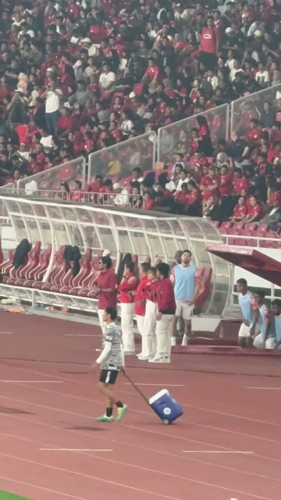 Anang nyanyi di GBK saat jeda babak pertama