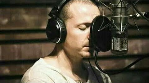 Chester bennington recording vocals in the studio (chester grabando voces en el estudio)