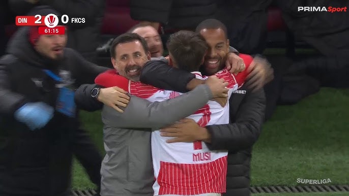 Kotiba sutyensiz Ruscha porno video: Dostlar toyda bir birining kelinini sikishdi