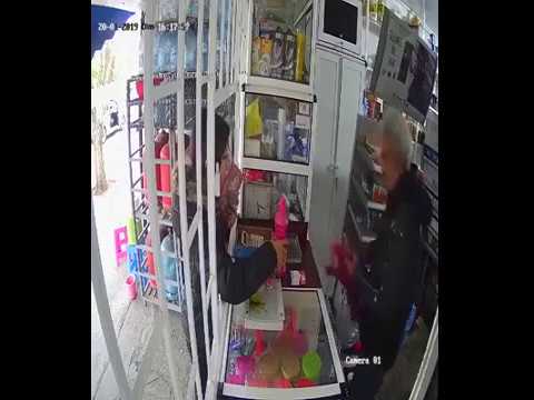 سرقت لصاحب المحل علبة السجائر فضيحة هههههههههههههههههههههه