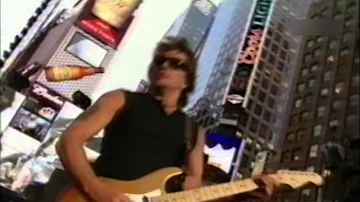 Bon Jovi - You Give Love a Bad Name (live at Times Square 2002)