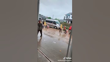 Chú rể đem 7 xe rùa đến rước dâu khiến nhà gái  cười như được mùa , người đi đường vén áo mưa chụp v