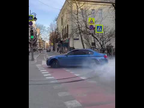 BMW M5 F10 🤟🤟🤟😁😁😁даёт жару в центре Москвы, но уже с группой поддержки из Москвы😝😝😝