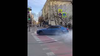 BMW M5 F10 🤟🤟🤟😁😁😁даёт жару в центре Москвы, но уже с группой поддержки из Москвы😝😝😝 Resimi