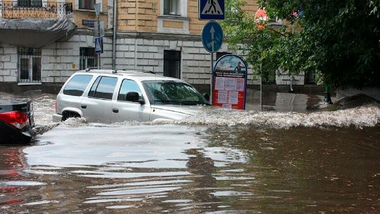 Ураган в москве вчера. Наводнение Хохловский переулок. Подтопления в Москве. Потоп в Москве. Ливень в Москве.