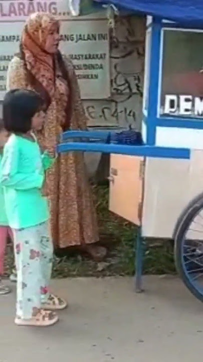suasana ziarah kubur pada hari lebaran