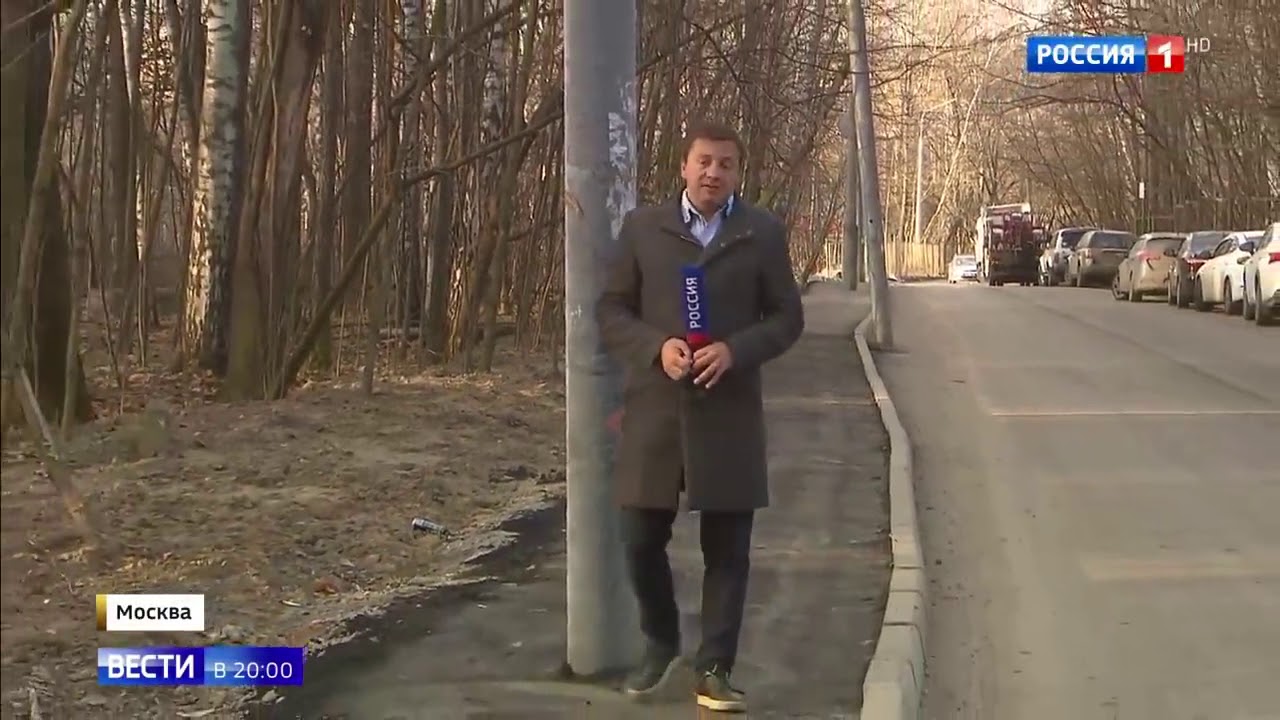 На яузской аллее фонари стоят на разных местах дороги