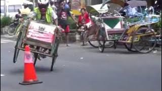 Slalom abang becak, lucu bikin ngakak