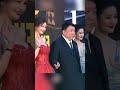 鬼才导演#王晶 携两位新星女郎现身红毯，至今走了1034次红毯，从未单独走过，每次都有美女演员陪伴，这记录恐怕无人能破了吧 image