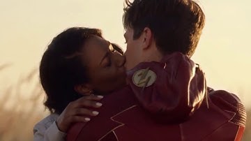 The Flash 4x01 - The Flash Returns! (Barry saves Iris) (Flash vs Samuroid)