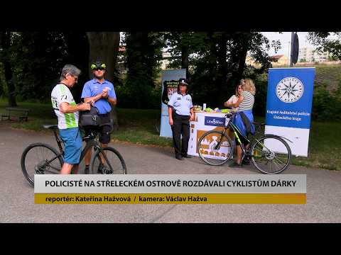 Policisté na Střeleckém ostrově rozdávali cyklistům dárky