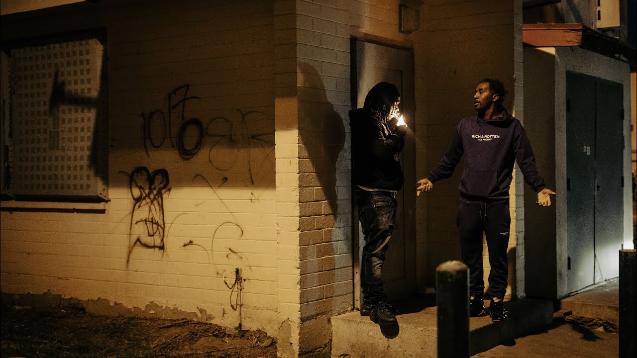 Внутри «Гуттас» ночью Проекты Уоттс Грейп-стрит