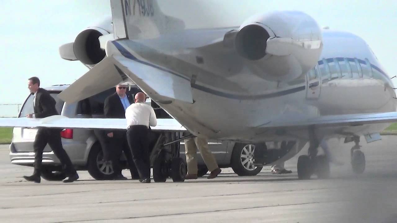 Hillary Clinton Uses Private Jet Leaving Campaign Events In Iowa