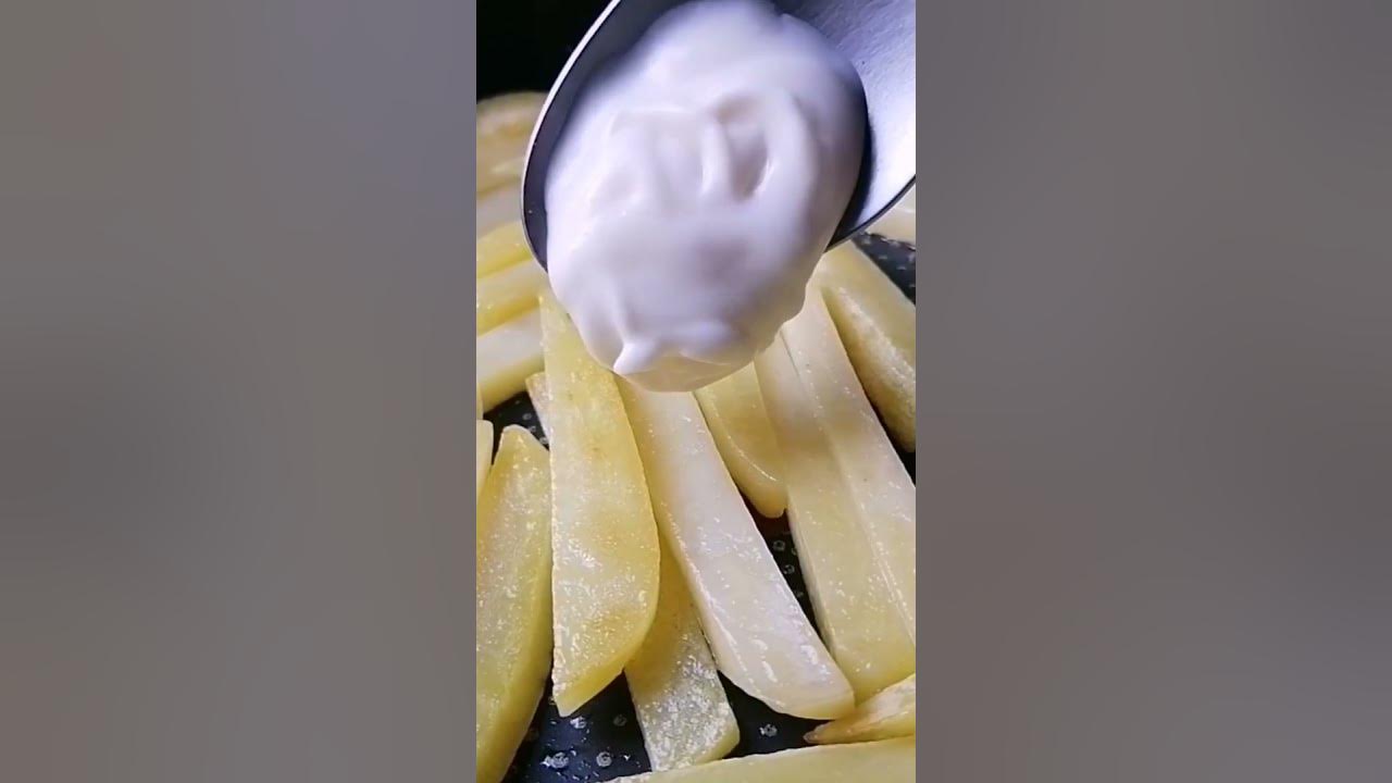 Mujer comiendo patatas fritas con sabrosa salsa de mayonesa: fotografía de  stock © belchonock #154129060