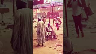 شيخ يتوضأ في هدوء أثناء سـ،ـرقة سوق شهير في السودان