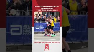 İki koşucu kramp giren bir koşucuya kollarına girerek yarışı bitirmesine yardımcı oldu...