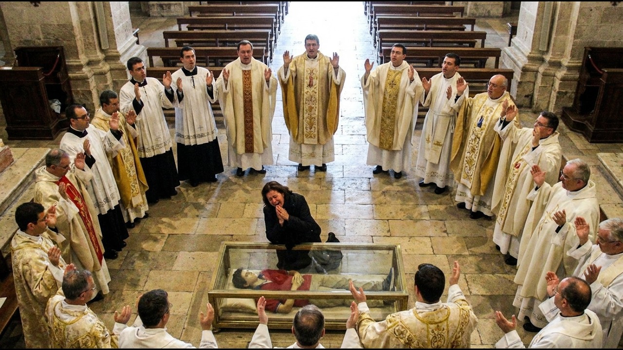 ¡Lo Que Pasó Cuando una Madre Lloró 4 Horas Frente a la Tumba de Carlo Acutis! Te Vas a SORPRENDER