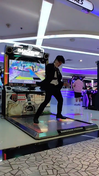 You got a call from work but you're at the arcade #dancerush_stardom #shuffledance #salarymandrs
