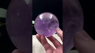 天然紫水晶球🔮2020706,直徑7.2釐米(7釐米),重0.51公斤,色澤鮮潤,整體完美紫水晶含有很高的能量,與七輪系統中的眉輪相對應。因此可以促進腦細胞的活動(海864)