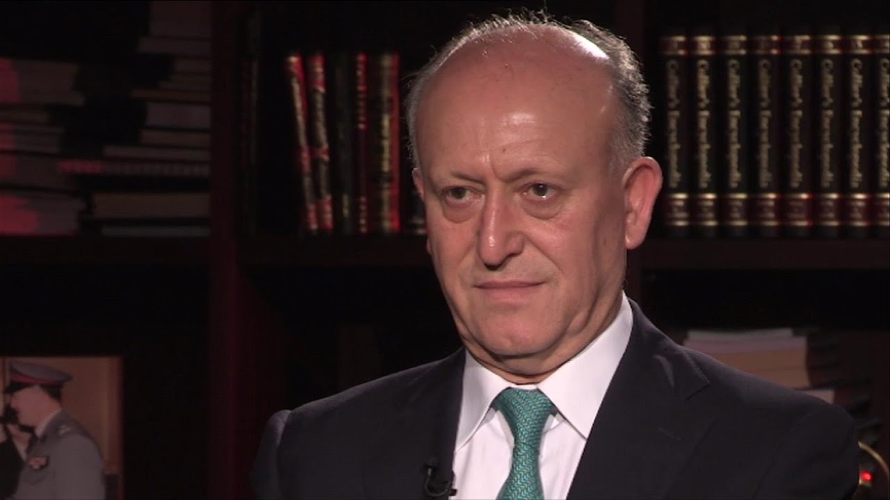 وزير العدل في الحكومة اللبنانية  أشرف ريفي في المشهد