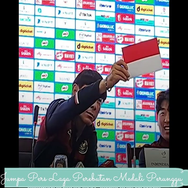 aksi lucu coach Sin Tae Yong pada saat jumpa pers