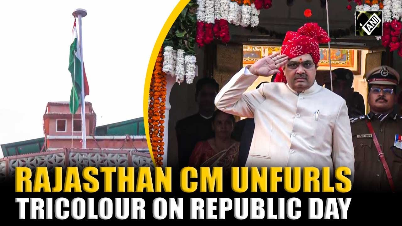 Главный министр Раджастана Бхаджанлал Шарма поднял трехцветный флаг у своей резиденции в Джайпуре.
