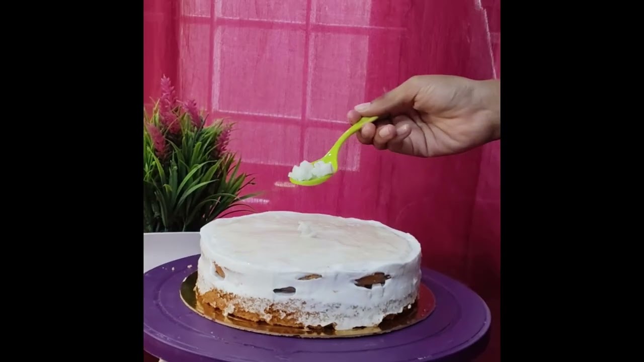 TENDER COCONUT PULP FILLING IN CAKE