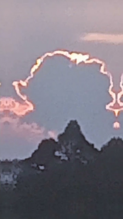 lagu di langit ada matahari bersinar menerangi bumi♥️