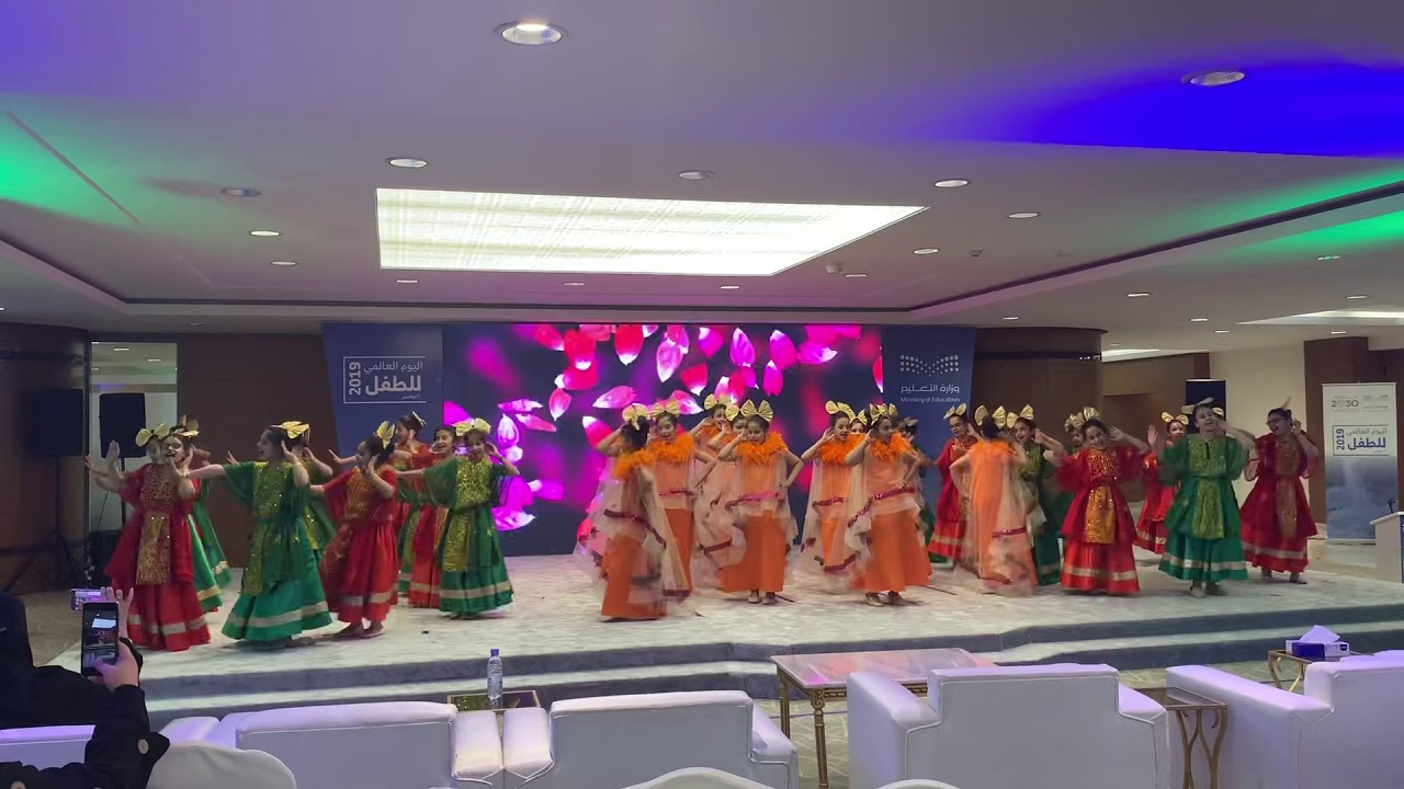 لوحة إنشادية لطالبات الابتدائية 439 بجامعة الاميرة نورة*وزير التعليم يدشن ⁧‫#الروضة_الافتراضية‬⁩