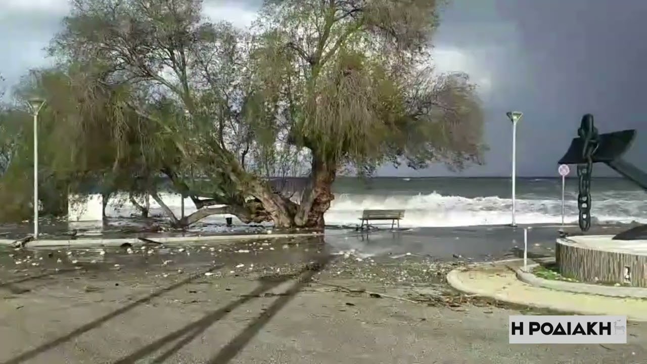 Η θάλασσα «κατάπιε» τον παραλιακό δρόμο στη Σορωνή