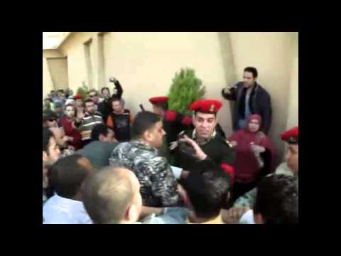 ذكريات 25 يناير حماية الجيش لقيادات لضباط الشرطة و تخليصهم من إيدين الناس 