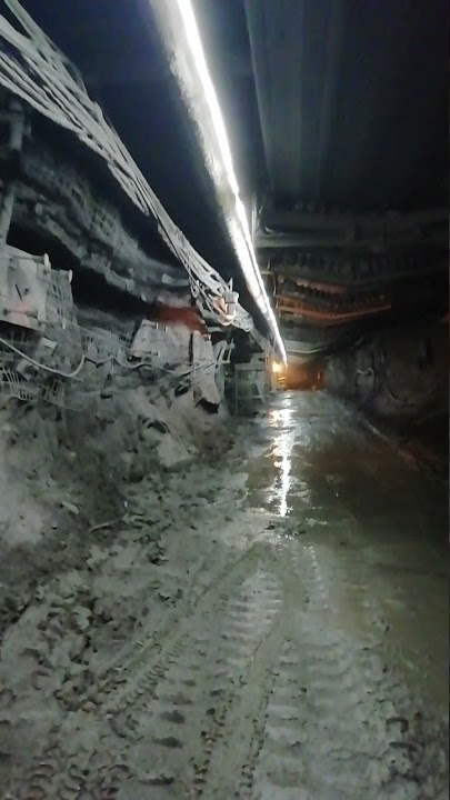 suasana dalam terowongan tambang PT freeport Indonesia