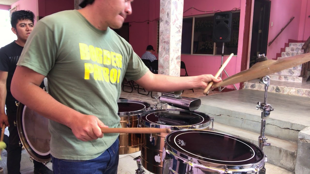 PUÑO DE TIERRA BANDA AUTENTICA DEL VALLE TAROLERO SURDO JAHAT