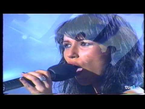 Watch the video for La bámbola nika