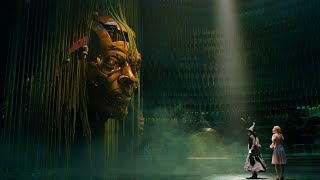 “巨大すぎる”オズの魔法使いと初対面！エルファバ＆グリンダが恐れおののく！？　映画『ウィキッド ふたりの魔女』本編映像＜“オズの魔法使い”とご対面＞