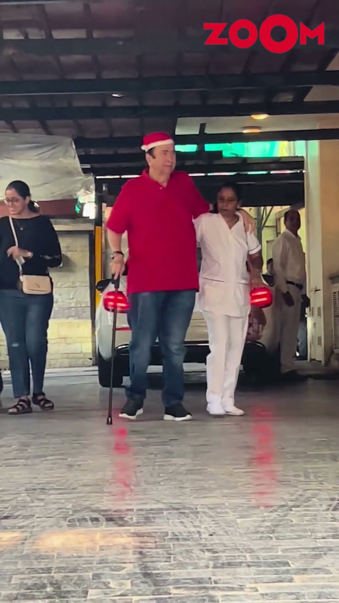 Randhir Kapoor POSES for the paps wearing a Santa Claus hat #randhirkapoor #shorts #bollywood