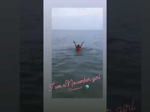 Η Μαρία Ανδρούτσου κάνει μπάνιο στη θάλασσα στη συννεφιασμένη Θεσσαλονίκη